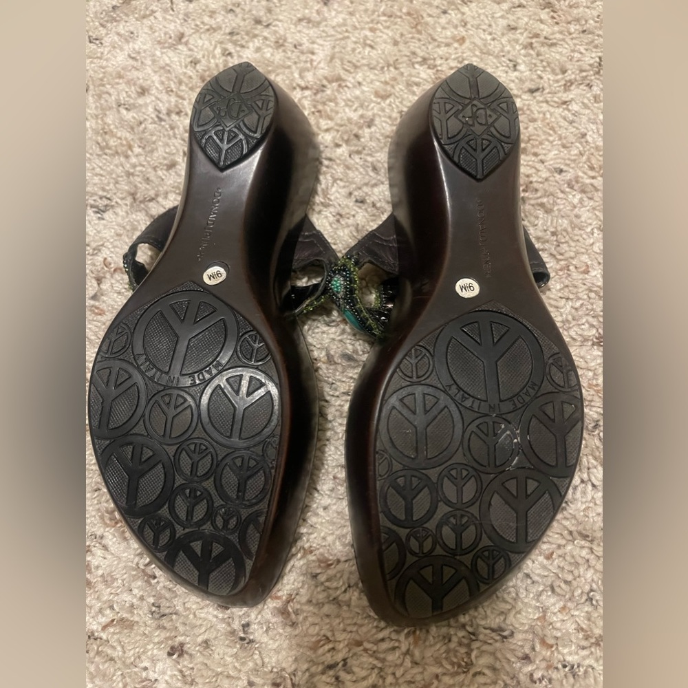 Rare Donald J Pliner Sandals. Turquoise stones & embellished w/ beads. Size 9 - Picture 2 of 3